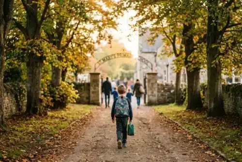 Enfant marchant vers l'ecole, accompagnement de la phobie scolaire par l'hypnose